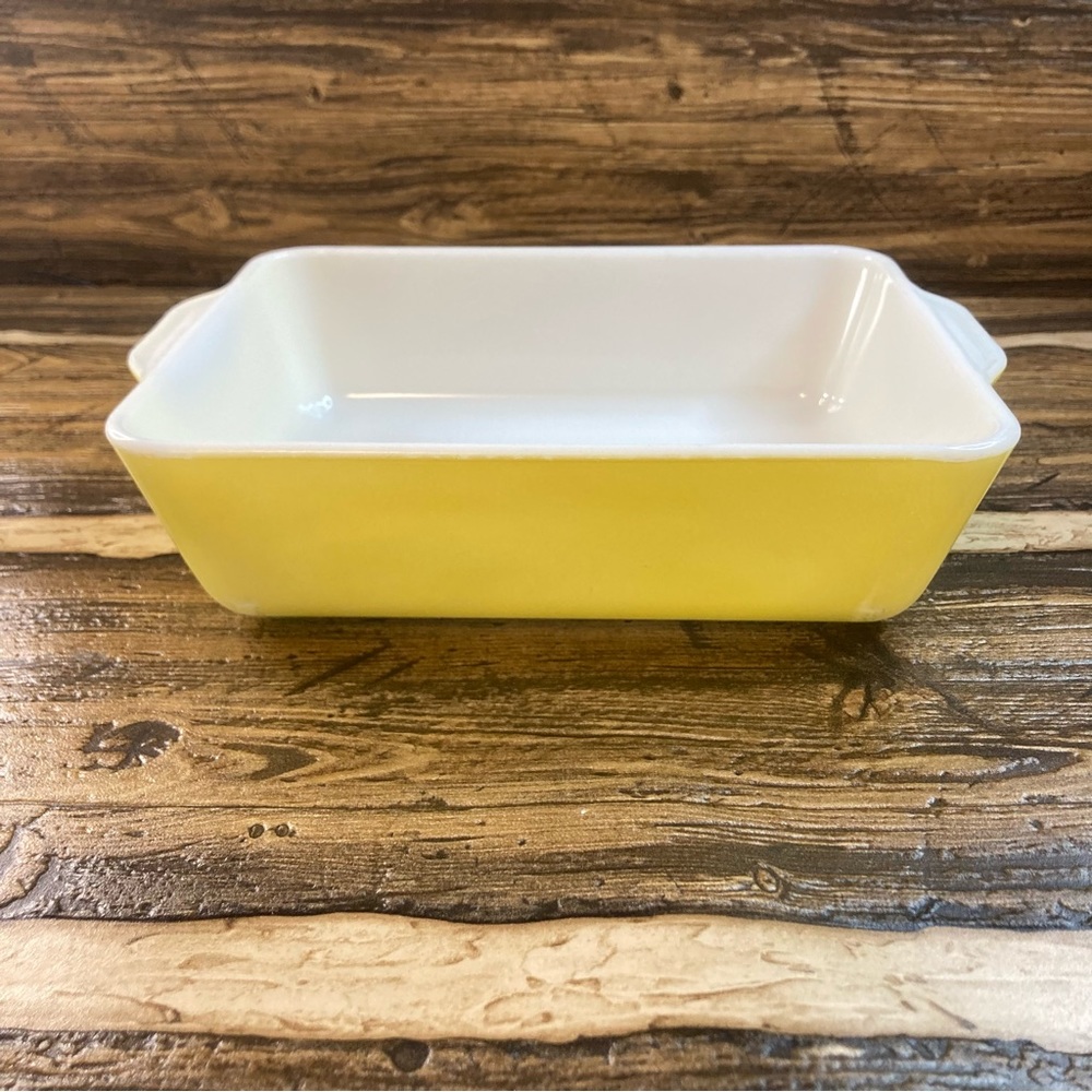 Pyrex yellow refrigerator dish